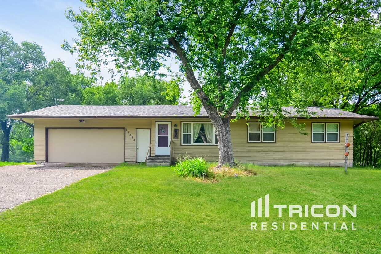 Foto principal - 16358 Crosstown Blvd NW