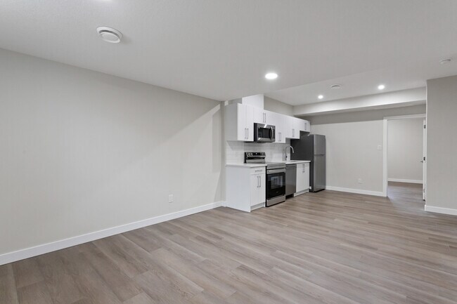 Building Photo - 6637-6646 46 Ave