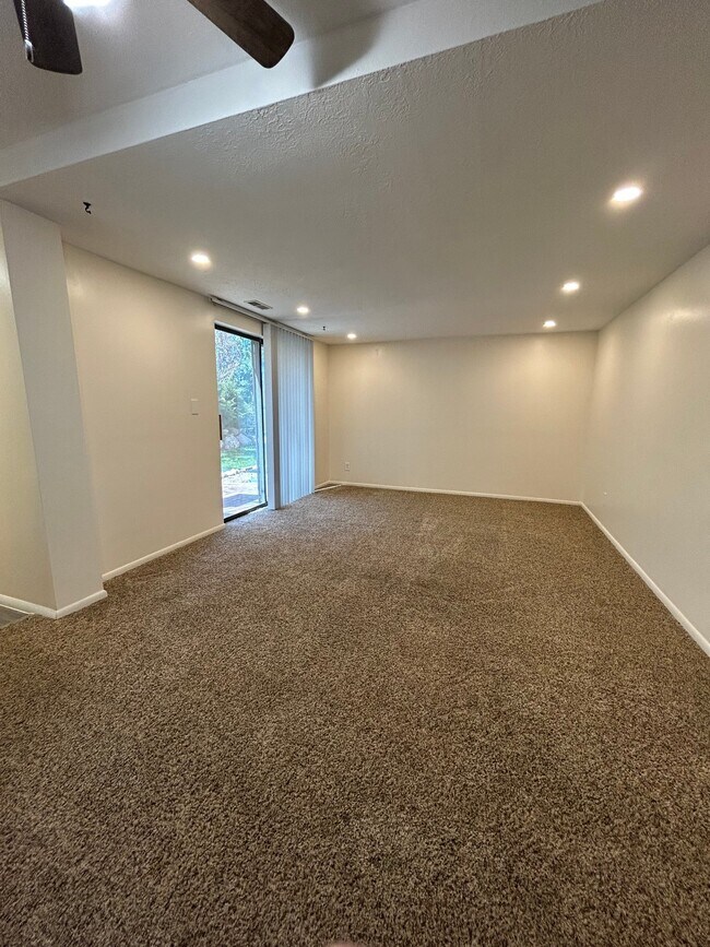 Foto del edificio - 722 East Side Dr