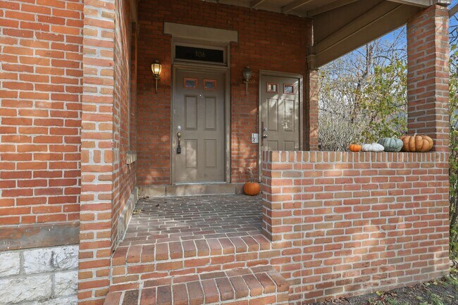 Foto del edificio - Muir - 308-308 1/2 Wilber Ave