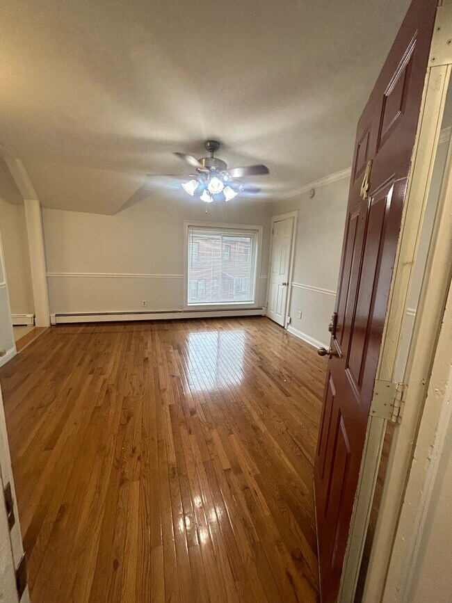sala de estar desde la puerta principal - 811 Washtenaw Ave