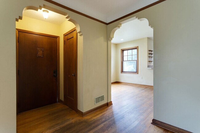 Foto del edificio - Charming 1901 Bungalow with Modern Updates...