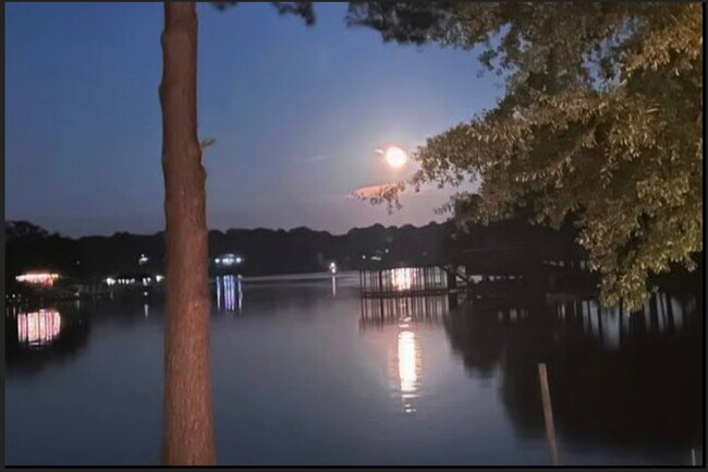 Vista nocturna del lago - 122 Tucker Dr