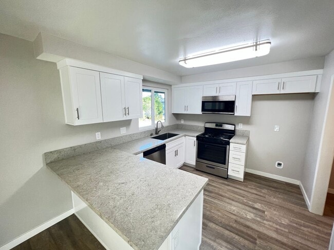 Building Photo - Wonderfully Upgraded 3 Bed 2 Bath Garden G...