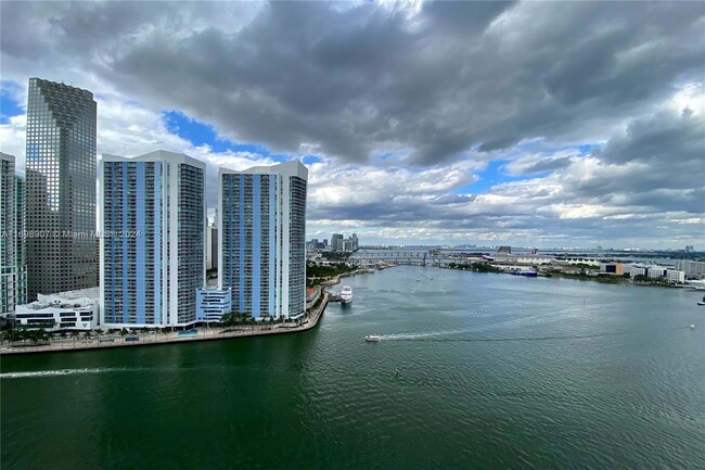 Foto del edificio - 888 Brickell Key Dr