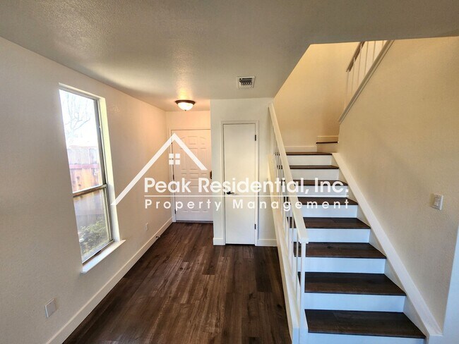 Foto del edificio - Spacious 3bd/2.5ba House with 2 Car Garage