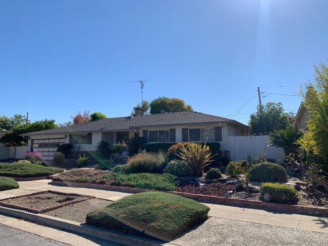 Building Photo - 4712 Clarendon Dr
