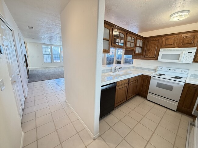 Building Photo - 1200 Glen Canyon Dr