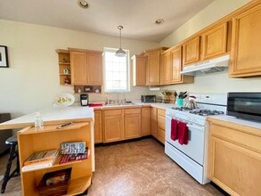 Building Photo - 222 Summerhill Dr