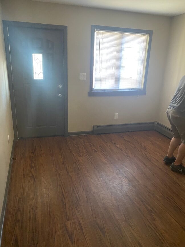 Oficina - 3450 W Le Moyne St