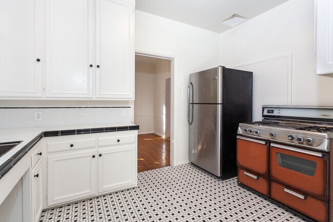 Building Photo - 654 S Sweetzer Ave