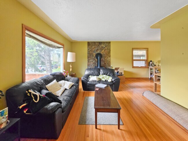Building Photo - 1720-1713 13 Ave NW
