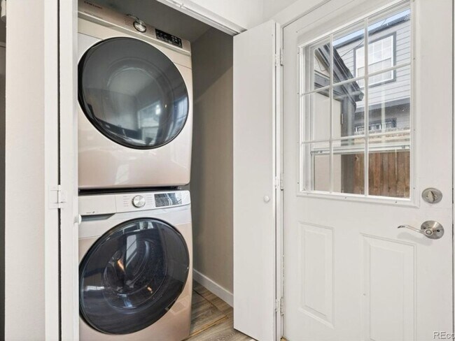 Building Photo - 2 Bedroom 1.5 bath Townhome in Edgewater