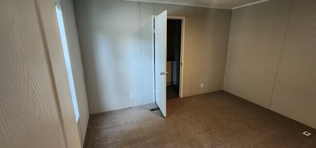 Foto del edificio - 2467 8 Mile Rd