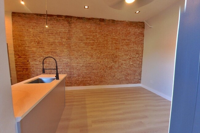 Building Photo - 53 Leroy St