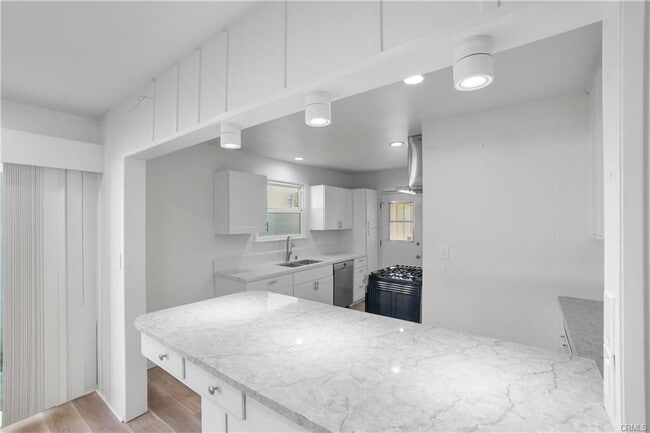 Building Photo - 7400 Cozycroft Ave