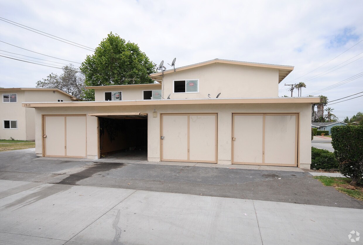 Building Photo - 2868 Royal Palm Dr