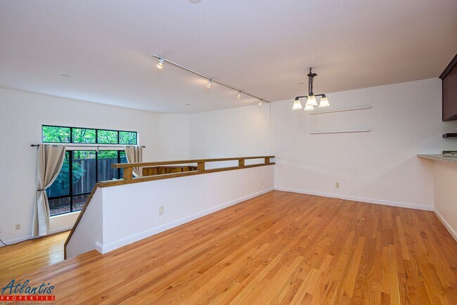 Foto del edificio - Remodeled Condo | Downtown Palo Alto | Near Stanford