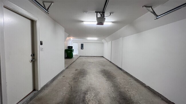 Foto del edificio - 2710 Hullsmith Dr