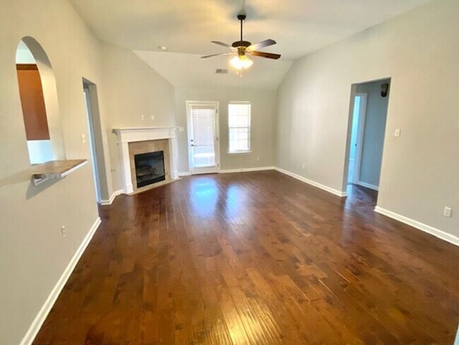 Building Photo - Now Leasing a 4-bedroom 2 bath home on Oli...
