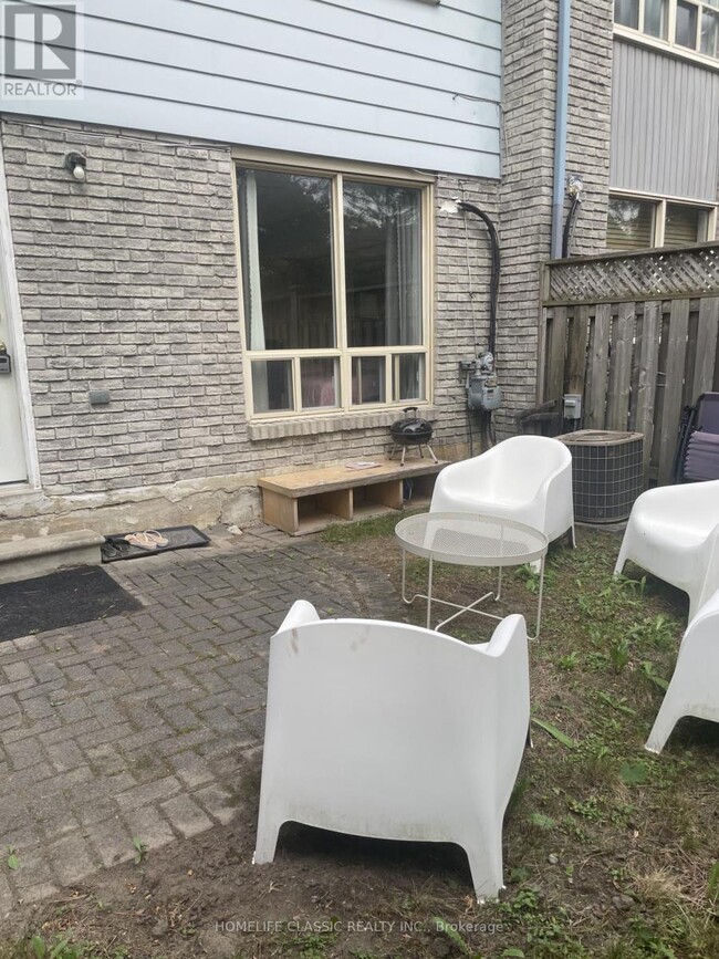 Photo du bâtiment - 82 Henderson Dr