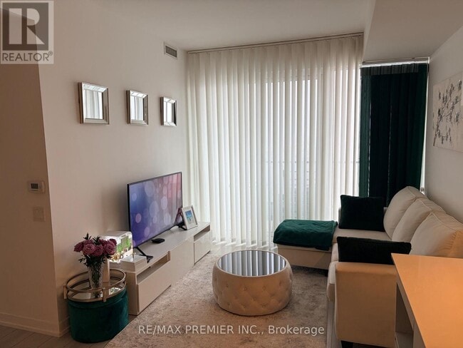 Building Photo - 898 Portage Pkwy