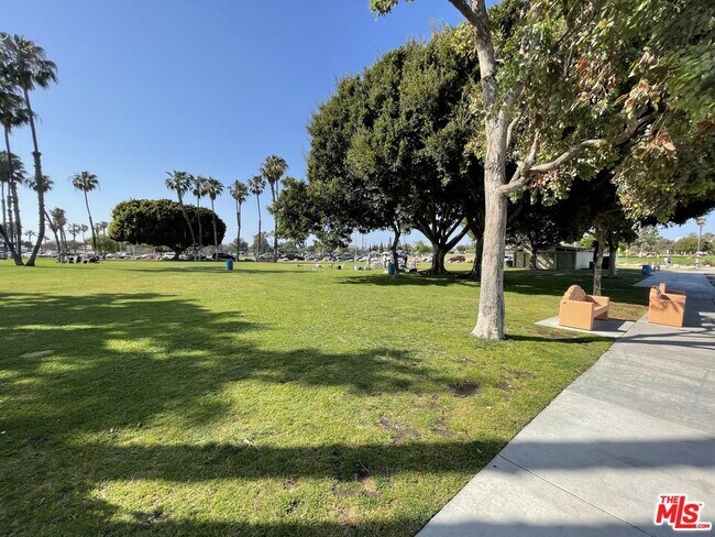 Building Photo - 6232 Malaga Ct