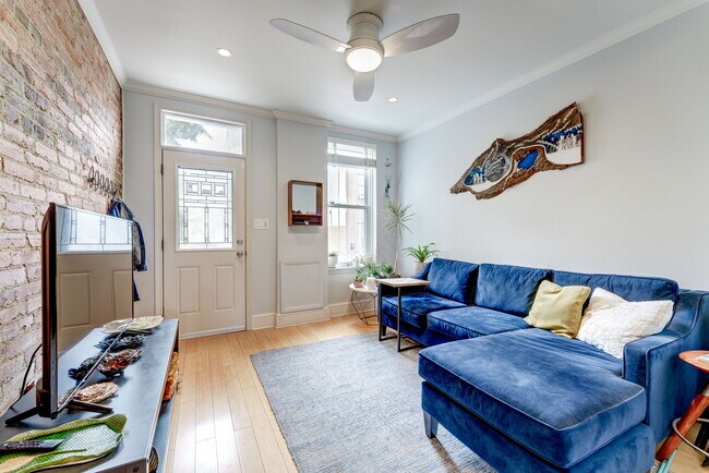 La pared de ladrillo expuesta ofrece carácter y pizzaz. - 602 14th Pl NE