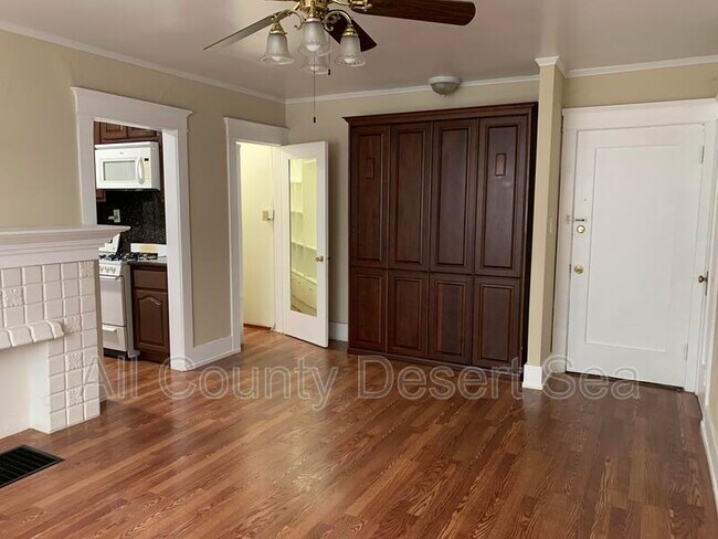 Building Photo - 1109 E 1st St