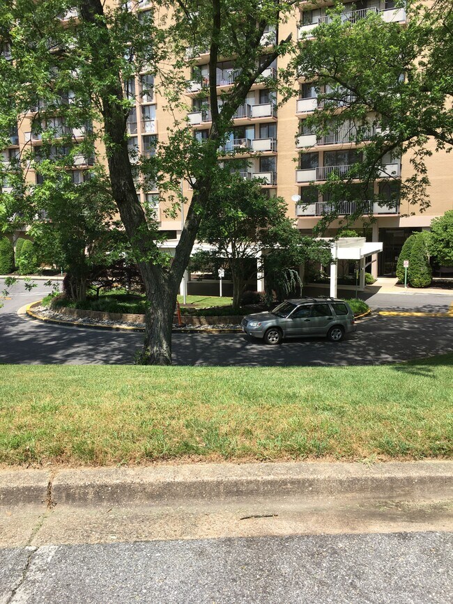 Foto del edificio - 6100 Westchester Park Dr