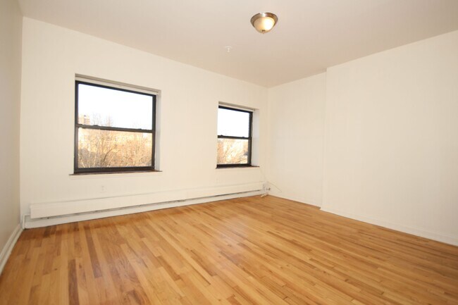 Foto del edificio - 4 W 130th St