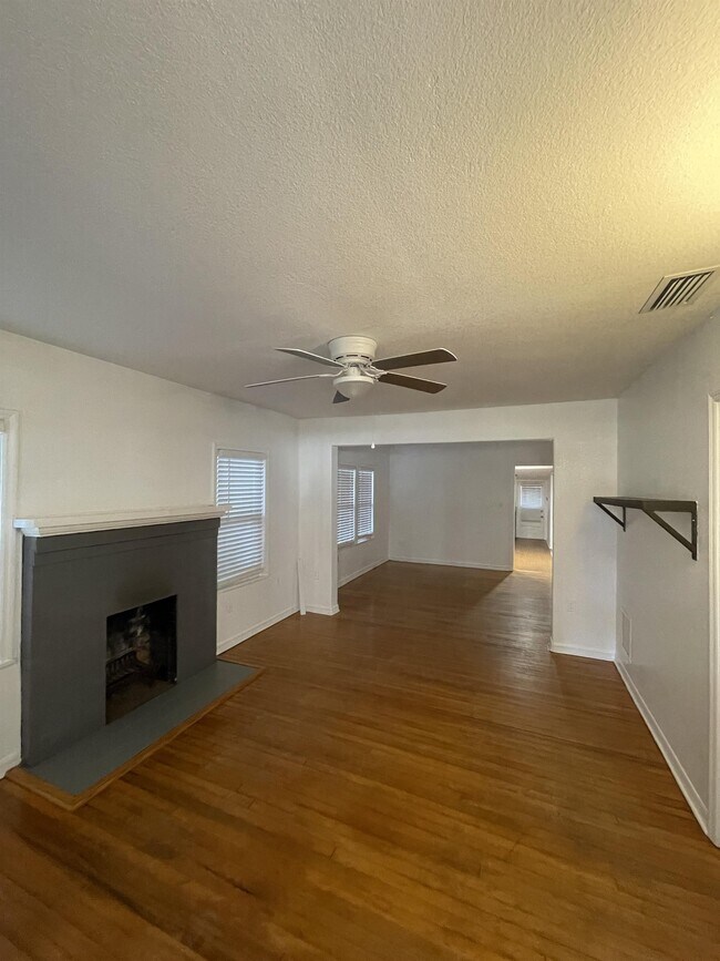 Building Photo - 726 Shady Ln Dr