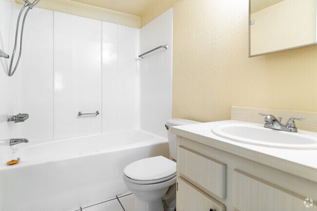 1 habitación, 1 baño - 700 pies cuadrados - Baño - Midway Court Apartments