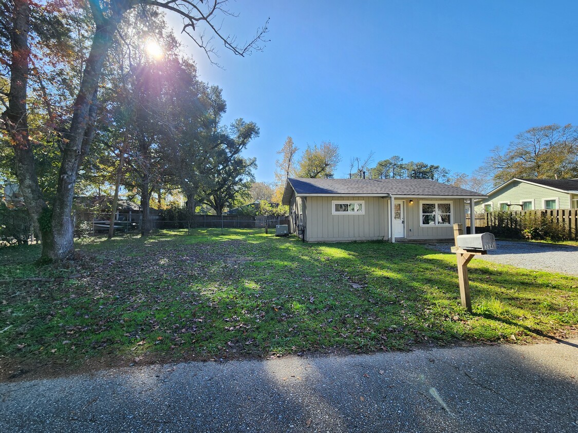 Fenced in Yard - 304 N College St W