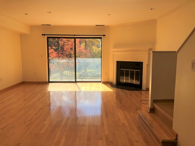 Hardwood Floors & Sunny - 9 Whitman Ct