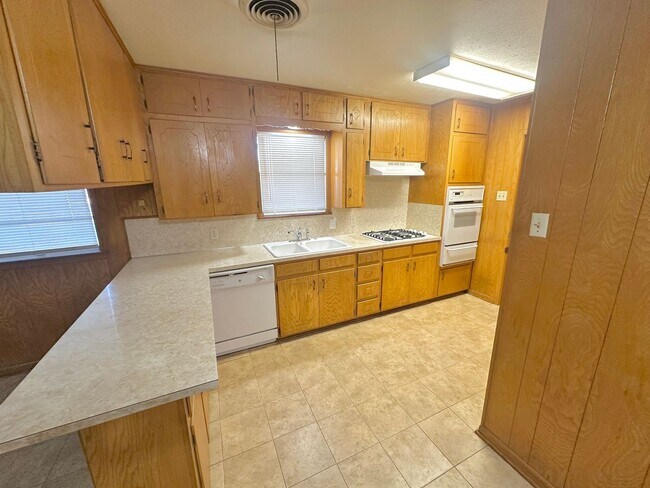 Foto del edificio - AVAAILABLE NOW !!