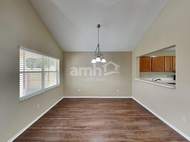 Foto del edificio - 317 Morning Creek Cir