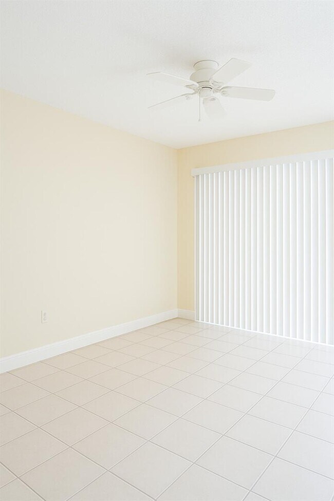 Foto del edificio - 221 Palm Cir E