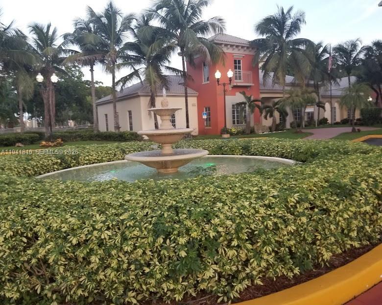 Foto del edificio - 8290 Lake Dr