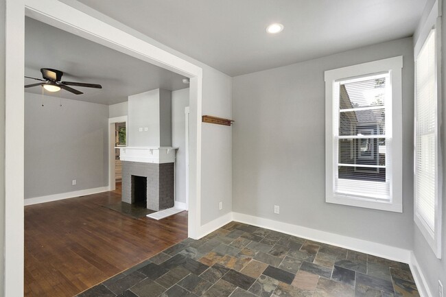 Foto del edificio - Renovated 2 Bedroom 2 Bath Duplex with Lar...