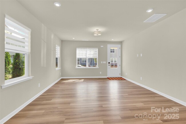 Foto del edificio - 5850 Strathmore Ct