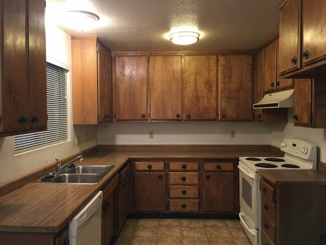 Building Photo - PENDINGCharming duplex in Rincon Valley