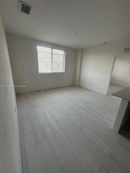 Foto del edificio - 1091 E 17th St