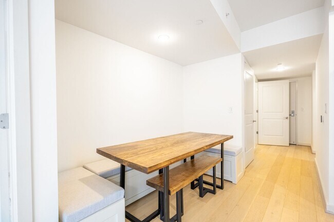 Foto del edificio - Stunning 1 BR+ Den/2 BA Condo in Navy Yard!