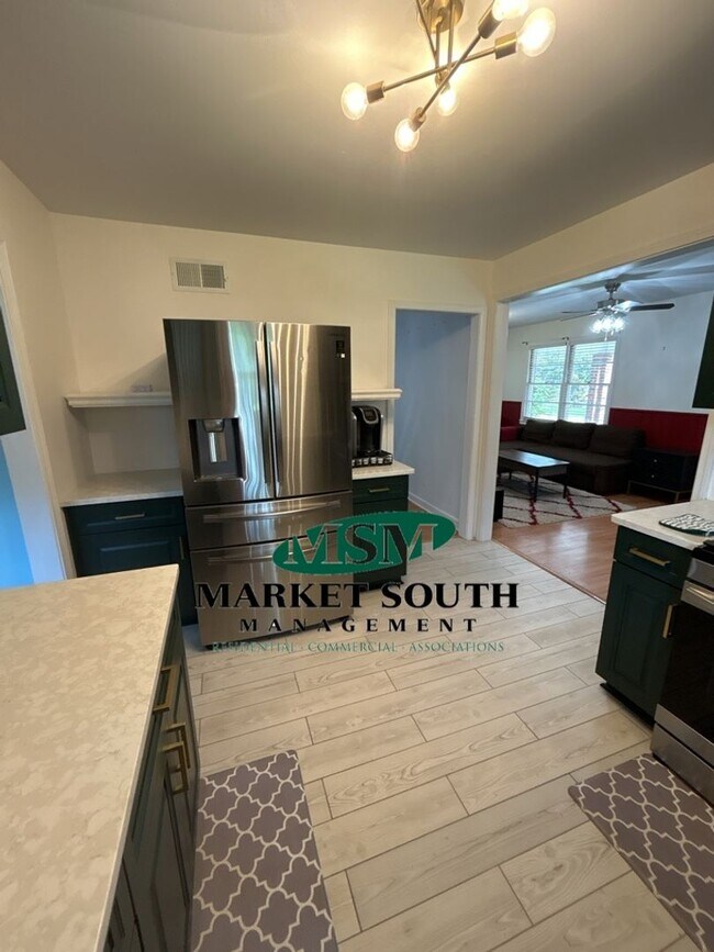 Foto del edificio - **APPLICATION PENDING!** Fully Furnished H...