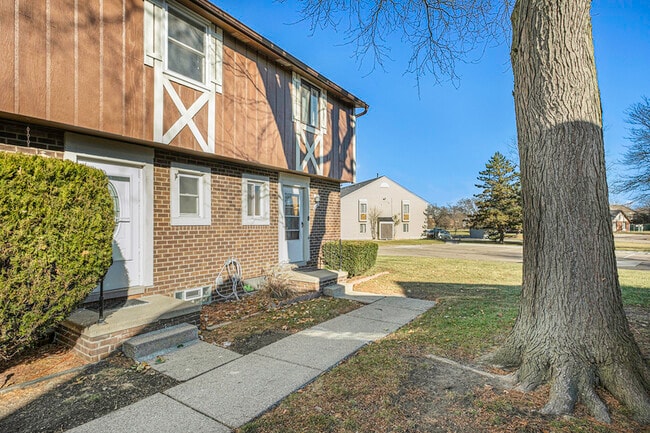 Building Photo - 8445 Hickory Dr