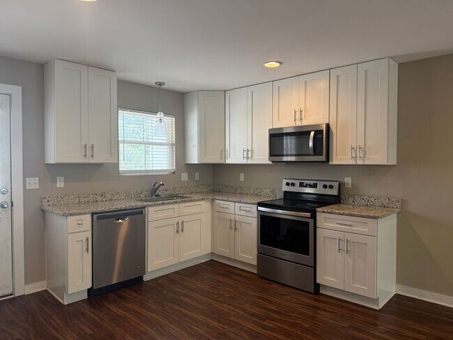 Foto del edificio - FOR RENT - Beautiful Modern Townhouse in Madison
