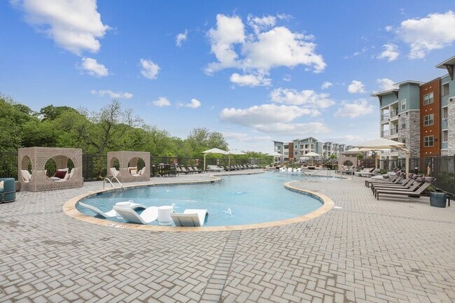 Piscina de agua salada estilo resort con plataforma para tomar el sol - Cendana Olathe