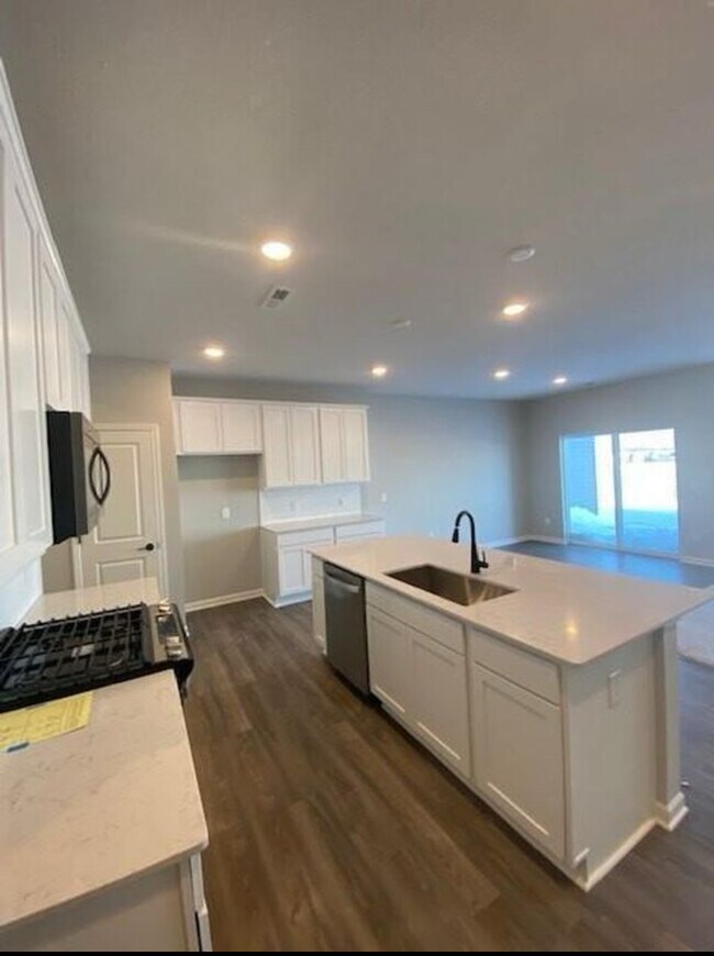 Foto del edificio - 4810 Airlake Dr