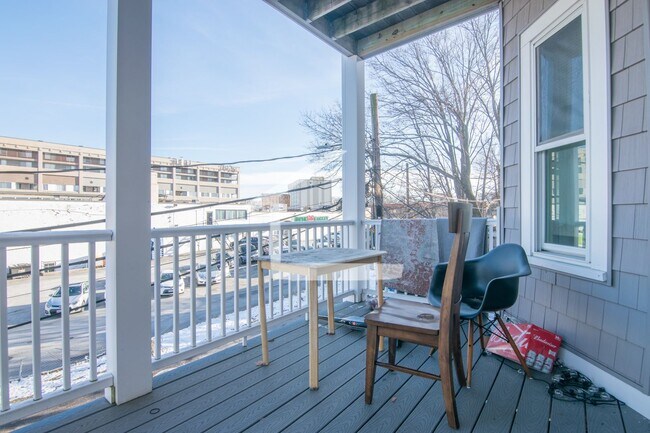 Foto del edificio - Large Unit, Private Deck, Eat-in Kitchen Laundry on a Site, Parking for Rent